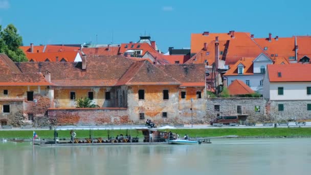 Drewniane tratwy turystyczne na rzece Drava w Mariborze, Słowenia — Wideo stockowe