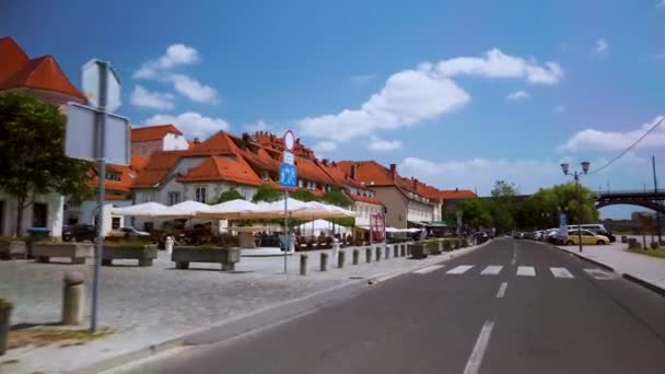 Conducerea prin Postul Mare, populara malul mării din Maribor, Slovenia, cu cafenele și baruri — Videoclip de stoc