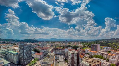 Arka planda cloudscape ve kale tepe ile Ljubljana panoramik görünümü