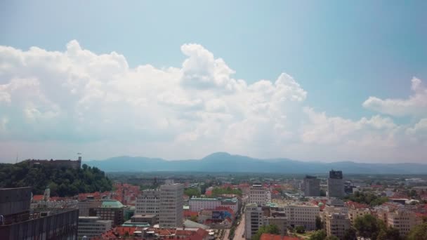 Ljubljana vista panorâmica com paisagem nublada e colina castelo no fundo — Vídeo de Stock
