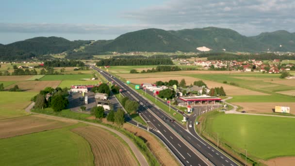 Letecký pohled na dopravní zastávku na dálnici ve Slovinsku, v oblasti odpočinku Tepanje s benzinovou stanicí — Stock video