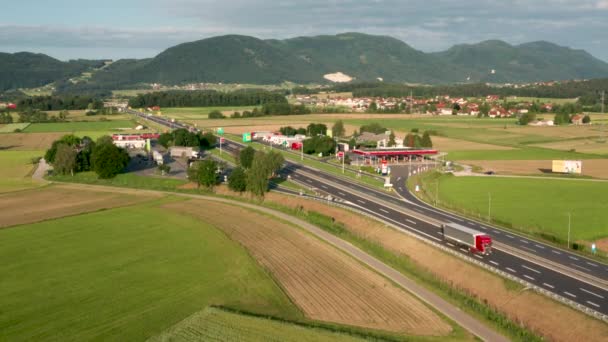 Εναέρια θέα της στάση του φορτηγού στον αυτοκινητόδρομο στη Σλοβενία, περιοχή ανάπαυσης Tepanje με βενζινάδικα — Αρχείο Βίντεο