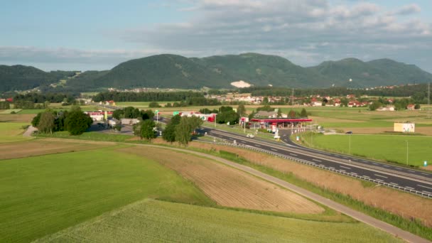 Вид с воздуха на остановку грузовиков на автомагистрали в Словении, зона отдыха Тепанье с автозаправочной станцией — стоковое видео