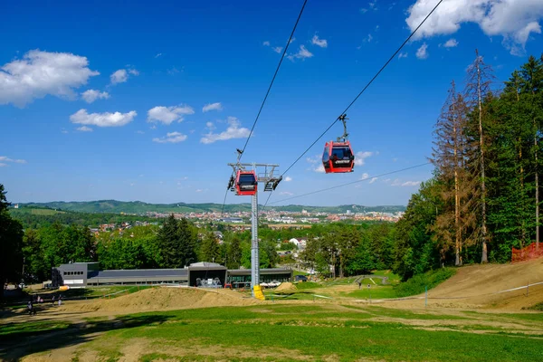 Mariborsko Pohorje, tujuan hiking populer di musim panas dan ski di musim dingin, mobil kabel menghubungkan kota Maribor dengan puncak gunung Pohorje Stok Lukisan  