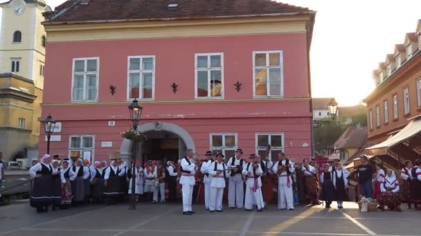 Volkstanzgruppe führt eine Show für Touristen in Zagreb, Kroatien auf — Stockvideo