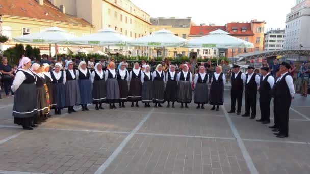 Grupo de danza folclórica realiza un espectáculo para los turistas en Zagreb, Croacia — Vídeo de stock