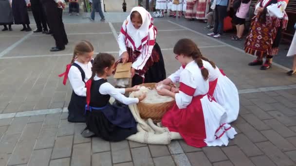 Folk dance group performs a show for tourists in Zagreb, Croatia — Stock Video