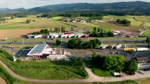 A szlovéniai kamionmegállóból, a Tepanje-i benzinkutas pihenőterületből a légi — Stock videók