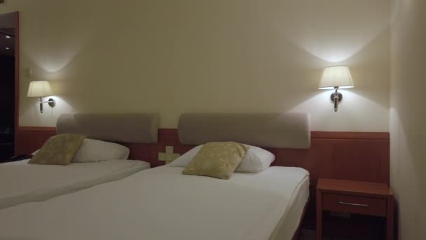 Habitación Confort hotel con dos camas — Vídeo de stock