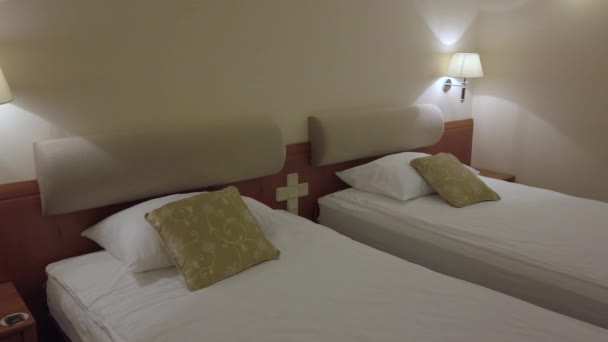 Comfort Hotel Twin bed kamer — Stockvideo