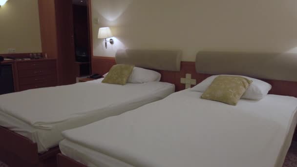 Comfort hotel twin bed room — Stock Video