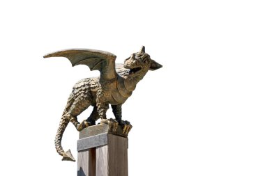 Mavi gökyüzünde izole kutup üzerinde bronz ejderha heykeli