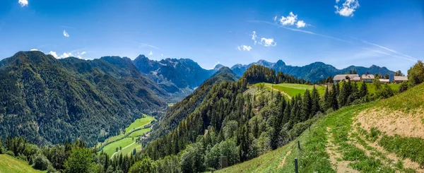 Granja sobre el valle de Logar, Alpes en Eslovenia con granja y prados —  Fotos de Stock