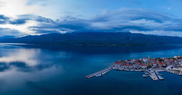 Sera sopra la vecchia città costiera in Croazia, vista aerea di Vinjerac — Foto Stock