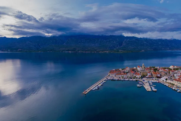 Storm felett Velebit, régi tengerparti város Vinjerac, Horvátország, légi kilátás — Stock Fotó