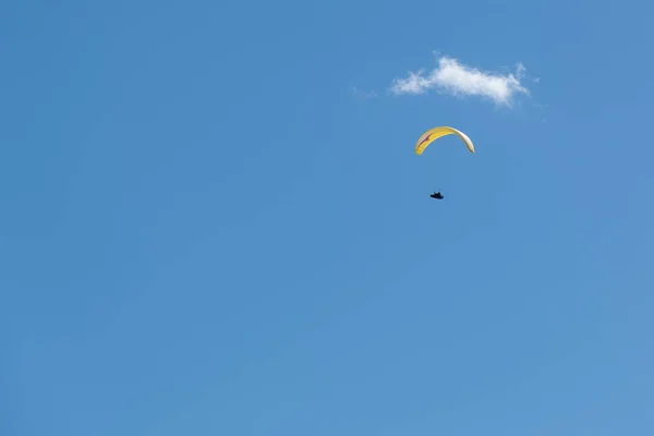 Paraglider under litet moln på himlen, ingen, kopiera utrymme — Stockfoto