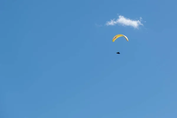 Parapente abaixo pequena nuvem no céu, ninguém, espaço de cópia — Fotografia de Stock