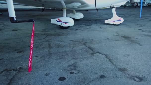 在小型通用航空飞机上飞行前拆下皮托管盖 — 图库视频影像
