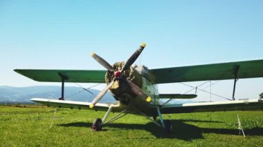 Rus Antonov An-2 çim havaalanı, vintage Sovyet pervane uçak