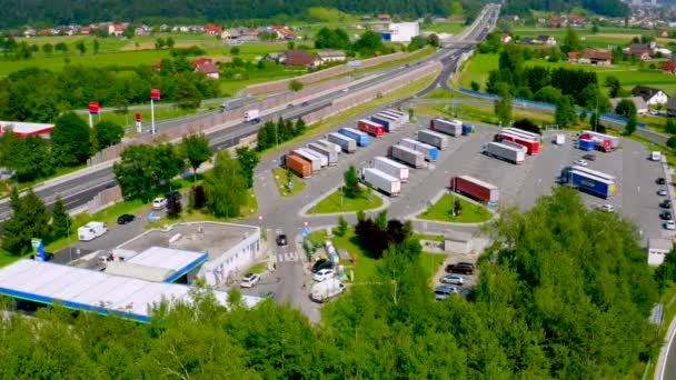 高速道路上のトラックの停止とガソリンスタンド、航空写真、セルジェ近くのA1ハイウェイ、スロベニア — ストック動画
