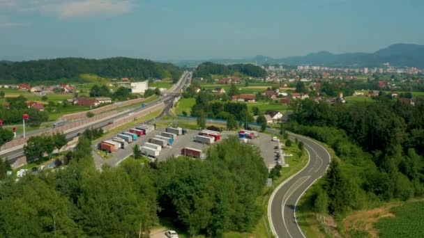 卡车停靠站和加油站在高速公路上，鸟瞰，A1 higway 附近的 Celje， 斯洛文尼亚 — 图库视频影像