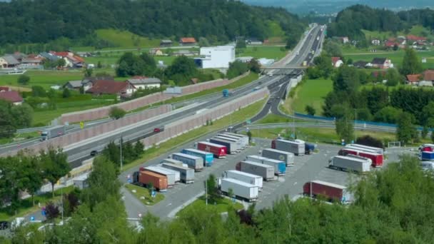 Paragem de caminhão e posto de gasolina na estrada, vista aérea, A1 higway perto de Celje, Eslovénia — Vídeo de Stock