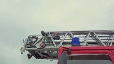 İtfaiye kamyonu merdiveni detaylı yakın çekim