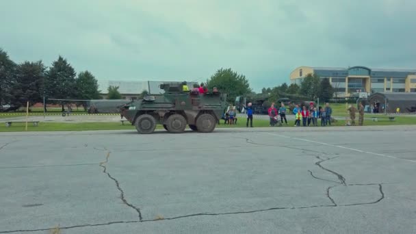 Kinderen rijden een modern gevechtsvoertuig, gepantserde personeel Carrier Pandur tentoongesteld door Sloveense strijdkrachten — Stockvideo