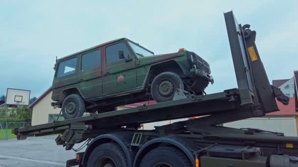 Återhämtning av militära Jeep genom uppdelning och reparation lastbil — Stockvideo