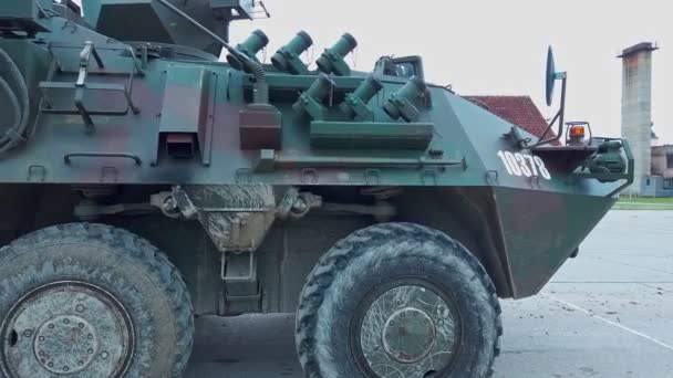 Modernes Kampffahrzeug, gepanzerter Mannschaftstransportwagen Pandur, ausgestellt von slowenischen Streitkräften — Stockvideo
