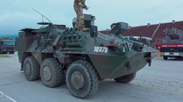 Modern savaş aracı, zırhlı personel taşıyıcı Pandur Sloven silahlı kuvvetleri tarafından ekranda — Stok video