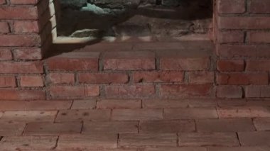 Şarap mahzeni, tuğla ve taş duvar binasında niş şarap şişeleri