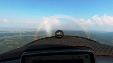 Pilotlar küçük bir pervane uçak uçan görüntülemek, pano üzerinde manyetik pusula, kros uçan