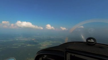 Uçan macera, hafif uçakların kokpitinden bakış pilotları noktası, gösterge paneli üzerinde manyetik windrose ile compas