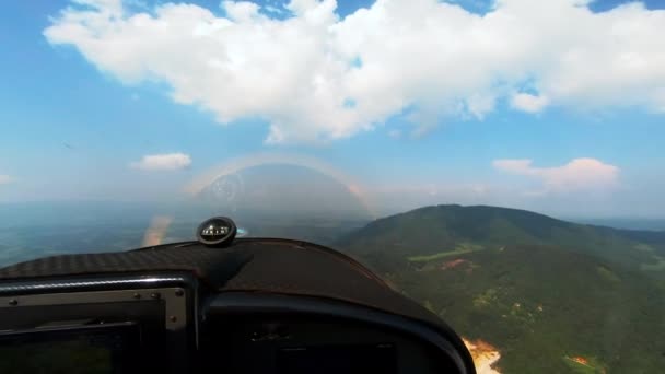 Vista de cabina de los aviones que vuelan por debajo de las nubes, vista de los pilotos desde un avión, avión deportivo ligero — Vídeo de stock