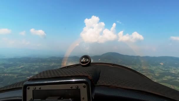 Perspectiva piloto volando pequeño avión deportivo, vuelo recreativo a campo traviesa, brújula magnética para navegación en el salpicadero — Vídeo de stock