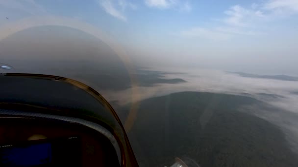 Vista aerea da cabina di pilotaggio aereo, nebbia coperta paesaggio sottostante, piloti prospettiva di volo attraverso il paese — Video Stock