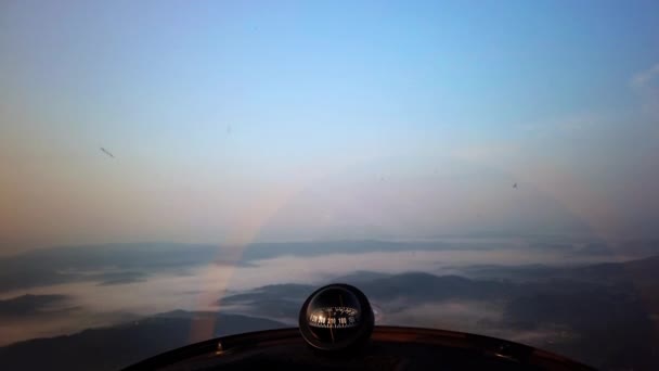 Sis kaplı manzara üzerinde uçan, küçük pervane uçak kokpitten pilotlar perspektif, bir uçaktan orta hava görünümü — Stok video