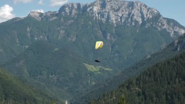 Dağlarda uçmak, Alp manzarasında yamaç paraşütü, özgürlük ve macera konsepti
