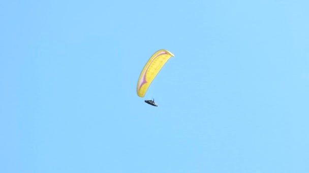 Flygende paraglider på blå himmel, frihet og eventyrkonsept – stockvideo