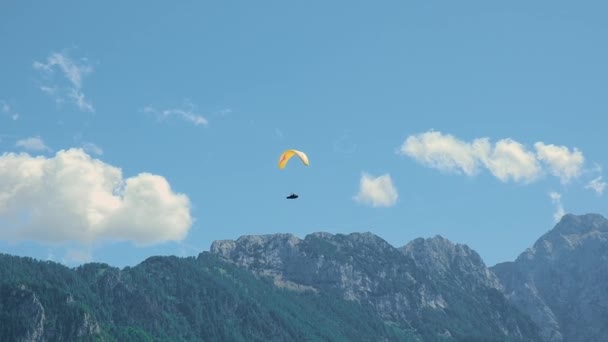 山の中を飛ぶ、アルプスの風景のパラグライダー、自由と冒険の概念 — ストック動画