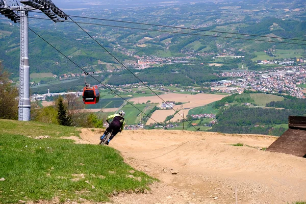 Sjezdovky na horských kolech jedoucí po stezce na Pohorje poblíž Maribor, Slovinska — Stock fotografie