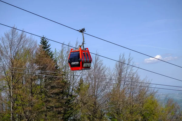 Rote Seilbahnen in der Berglandschaft im Sommer — Stockfoto