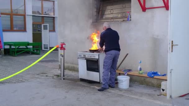 Feuerwehrmann demonstriert sicheres Löschen eines Küchenbrandes — Stockvideo