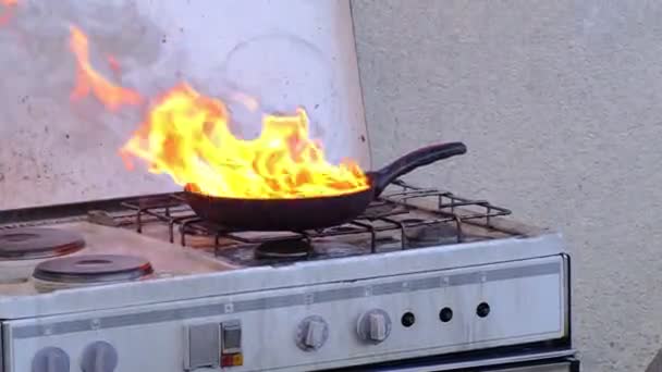 Zsír égő serpenyőben a tűzhelyen a konyhában, konyhai tűz bemutató — Stock videók