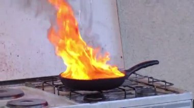Mutfak yangını, kızgın yağlı tava.