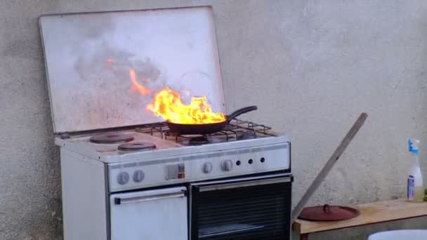 Pan dengan lemak terbakar di dapur — Stok Video