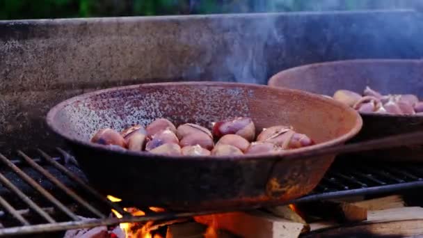 Castañas cocidas, asadas en sartén — Vídeo de stock