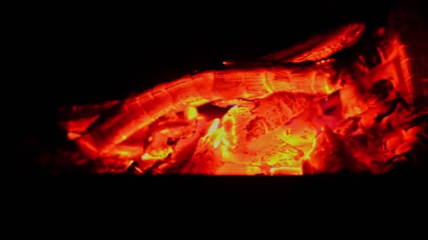 Brillo rojo y naranja caliente de leña, carbón vegetal en la parrilla — Vídeos de Stock