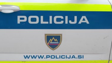 Devriye arabasının yanında acil arama numarası yazılı bir polis imzası var.